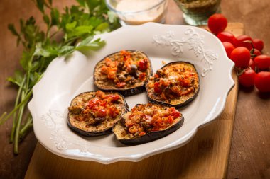 Fırında patlıcan, taze domates ve peynirli.