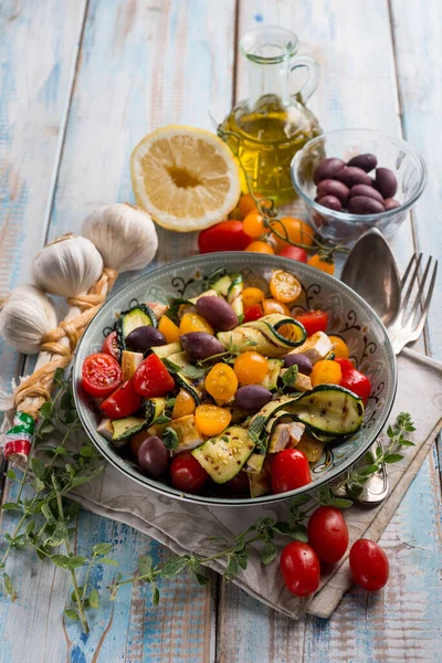 Salada Frango Com Abobrinha Tomates Cereja Azeitonas Pretas Limão — Fotografia de Stock