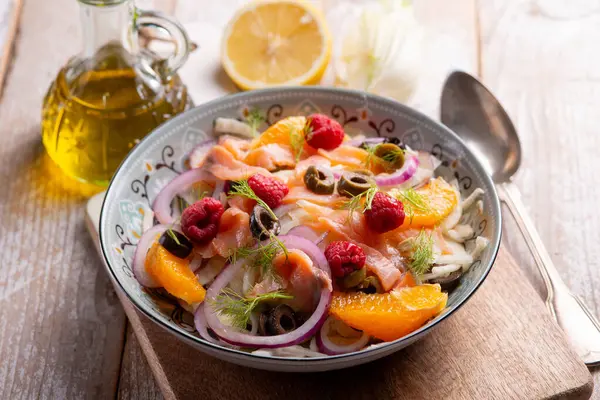 Festlicher Salat Mit Lachs Fenchel Himbeere Und Orange Stockfoto