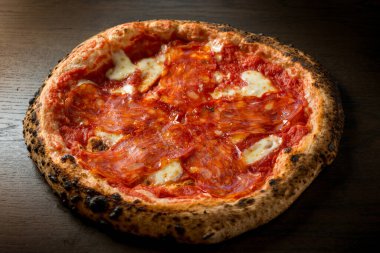 Pepperoni sıcak sosisli pizza, geleneksel İtalyan pizzası.