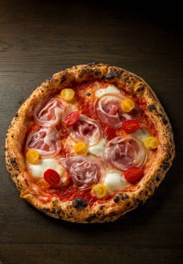 Pastırmalı pizza, vişneli domates ve bufalo mozzarella.