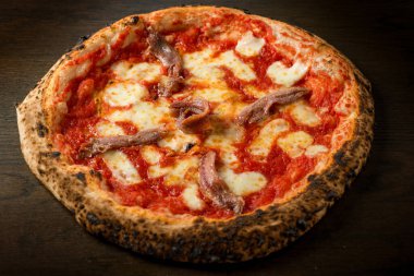 Romana pizzası, domates ve ançüezli.