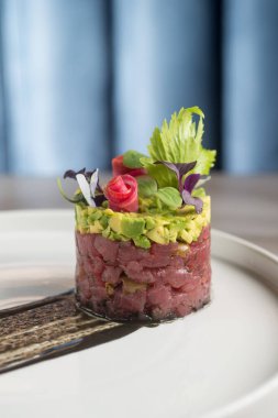 Avokado ve salatalı ton balıklı tartar.