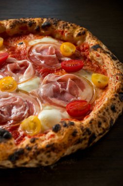 Pastırmalı pizza, vişneli domates ve bufalo mozzarella.