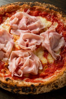 Domatesli jambonlu jambonlu pizza.