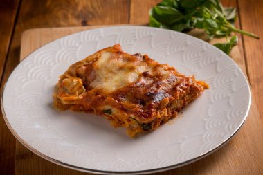 Parmesan melanzane lazanya, geleneksel İtalyan tarifi.