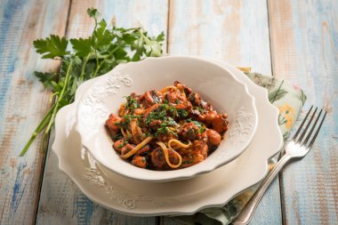 ahtapot yahnili makarna geleneksel italyan tarifi