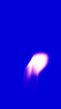 Düzgün ve nazikçe Dalgalanan Mükemmel Döngü Mavi Arkaplanda İzole Mum Alevi