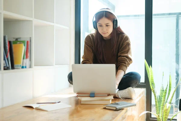 Jovem Asiática Estudando Trabalhando Line Usando Laptop Usando Fones Ouvido — Fotografia de Stock