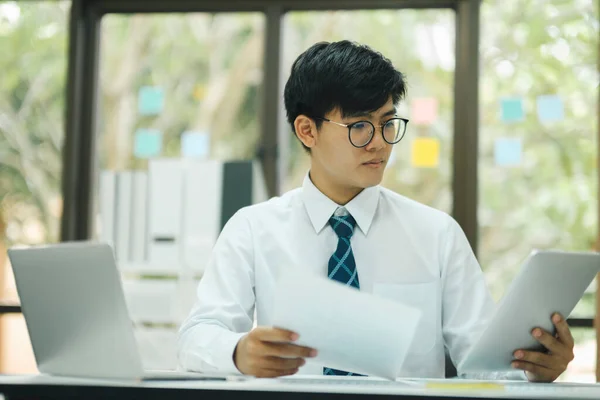 Young Professional Focused Businessman Glasses Using Laptop Work Analyzing Data — Stock Photo, Image