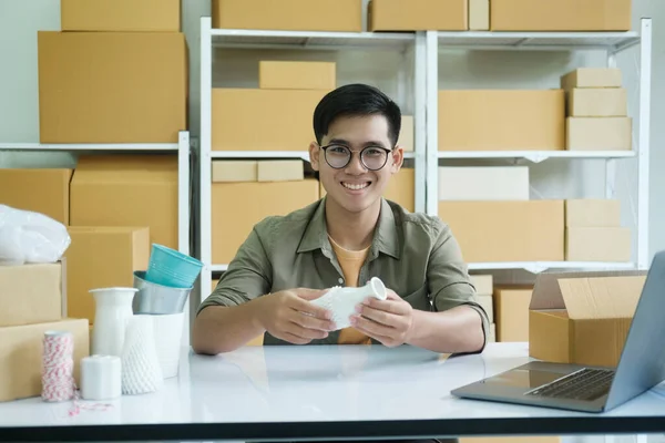 亚洲男性在线小业主包装盒放在桌上 并检查产品的装运情况 网上交易 电子商务概念 — 图库照片