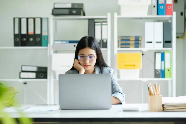 Genç Asyalı Kadını Internet Üzerinden Bilgisayarında Çalışıyor Genç Asyalı Öğrenci — Stok fotoğraf