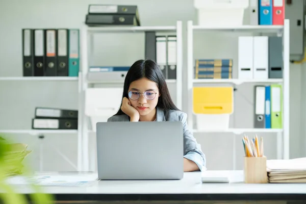 Joven Mujer Negocios Asiática Línea Trabajando Ordenador Portátil Casa Oficina —  Fotos de Stock