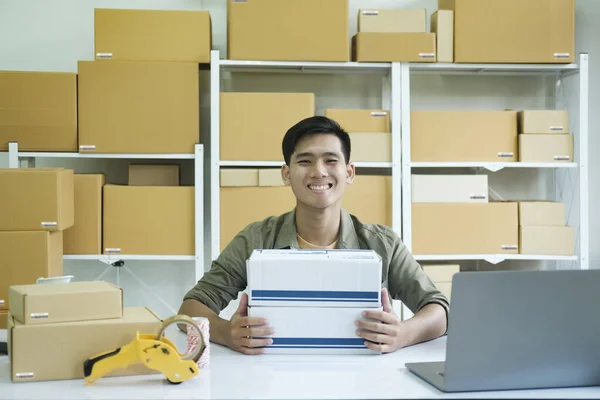 Mladý Mužský Malý Podnikatel Majitel Internetového Obchodu Pracující Pracovišti Nebo — Stock fotografie