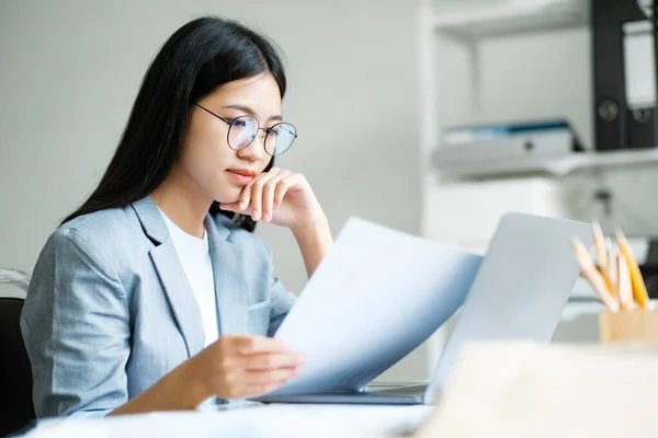 Jonge Aziatische Zakenvrouw Online Werken Laptop Kantoor Jong Meisje Aziatische — Stockfoto