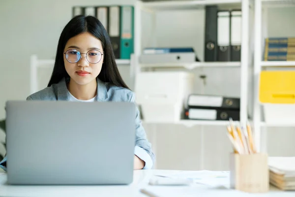 若いアジアのビジネス女性は 自宅のオフィスでラップトップで働いています 若い女の子アジアの学生やリモート教師を使用してコンピュータオンライン学習 仮想トレーニング 自宅のオフィスでオンライン教育のウェビナーを見て — ストック写真