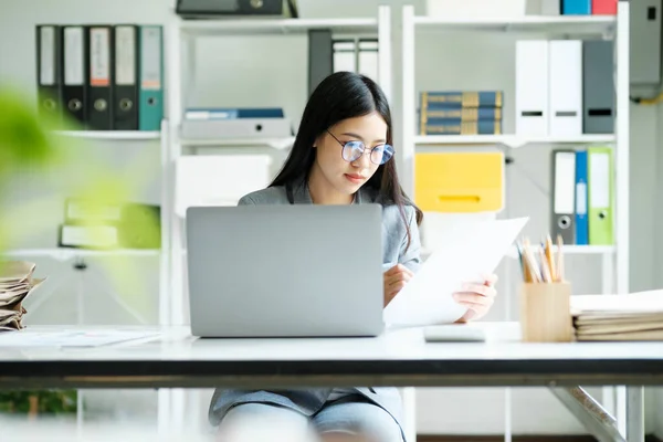 Jovem Asiática Mulher Negócios Line Trabalhando Laptop Casa Escritório Jovem — Fotografia de Stock