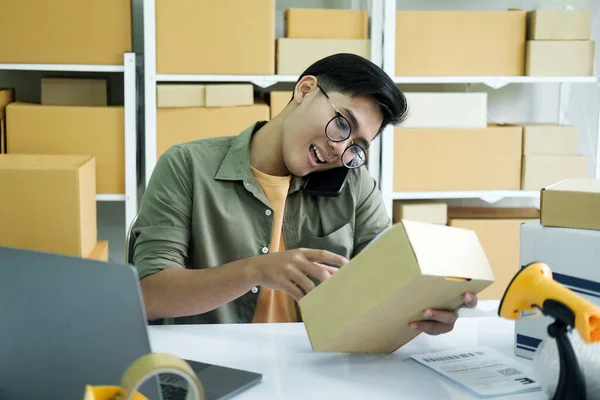 Молодой Предприниматель Владелец Интернет Магазина Работающий Ноутбуке Коробками Столе Складе — стоковое фото
