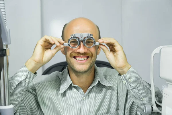 안경테 캐비닛에 시력을 확인하고 검사하고 전문가의 안경으로 새로운 시험하는 똑똑하고 — 스톡 사진