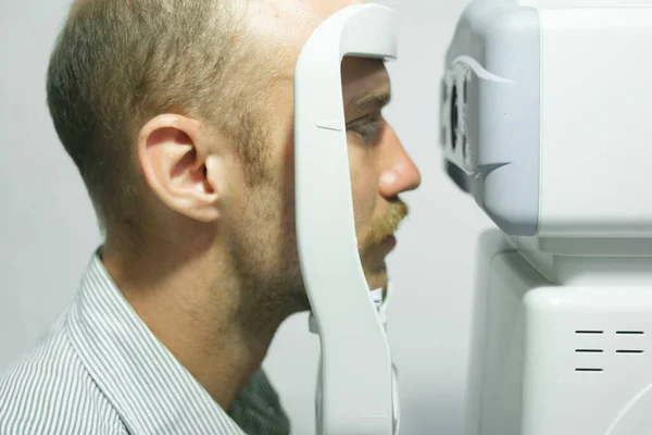 Slimme Knappe Man Optometrist Kabinet Die Zijn Gezichtsvermogen Controleren Onderzoeken — Stockfoto
