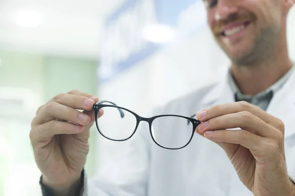 Professionell Optiker Föreslår Kunder Att Försöka Välja Och Besluta Rätt — Stockfoto