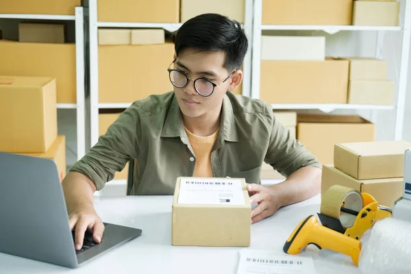 Young Male Small Business Entrepreneur Online Store Owner Holding Parcel — Stock Photo, Image