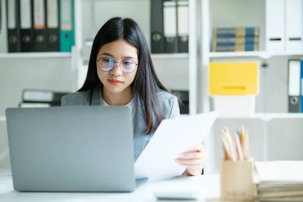 若いアジアのビジネス女性は 自宅のオフィスでラップトップで働いています 若い女の子アジアの学生やリモート教師を使用してコンピュータオンライン学習 仮想トレーニング 自宅のオフィスでオンライン教育のウェビナーを見て — ストック写真