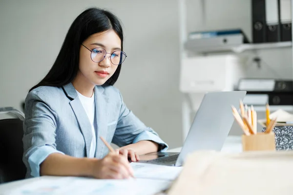 Young Asian Businesswoman Working Hard Office Using Laptop Data Graphs — Stock Photo, Image