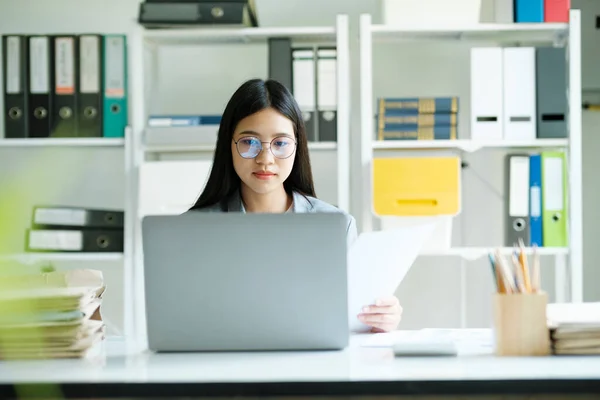 年轻的亚洲女商人在总部的笔记本电脑上工作 利用计算机在线学习 虚拟培训 在总部观看在线教育网络研讨会的亚洲女学生或远程教师 — 图库照片