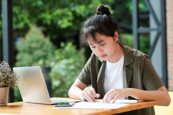 年轻的亚洲女商人在总部的笔记本电脑上工作 年轻的亚洲女孩学生或远程教师使用计算机在线学习 虚拟培训 在线教育网络研讨会 — 图库照片
