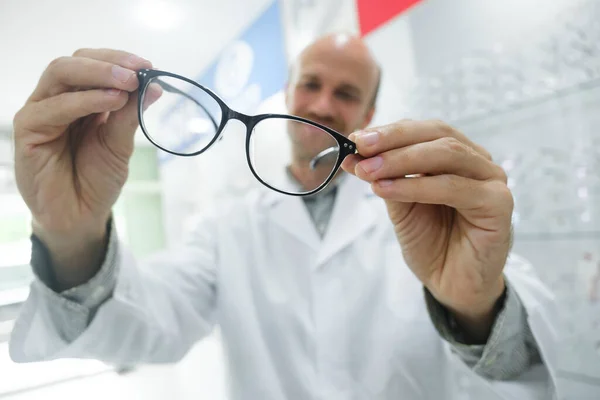 Une Opticienne Professionnelle Suggère Ses Clients Essayer Choisir Choisir Bon — Photo