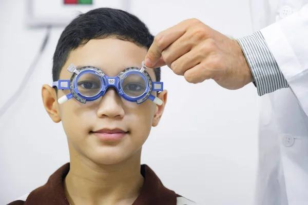 Rapaz Inteligente Sentado Armário Optometrista Tendo Sua Visão Verificando Examinando — Fotografia de Stock