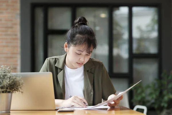 Ung Asiatisk Affärskvinna Online Arbetar Laptop Hemmakontoret Ung Flicka Asiatisk — Stockfoto