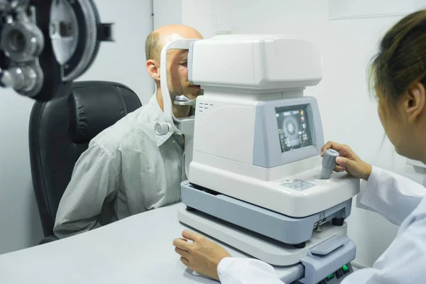 Slimme Knappe Man Optometrist Kabinet Die Zijn Gezichtsvermogen Controleren Onderzoeken — Stockfoto