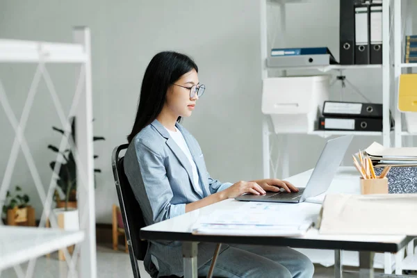 Ung Asiatisk Forretningskvinde Online Arbejder Laptop Hjemmekontoret Ung Pige Asiatisk - Stock-foto