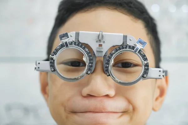Jeune Garçon Intelligent Assis Dans Une Armoire Optométriste Ayant Vue — Photo