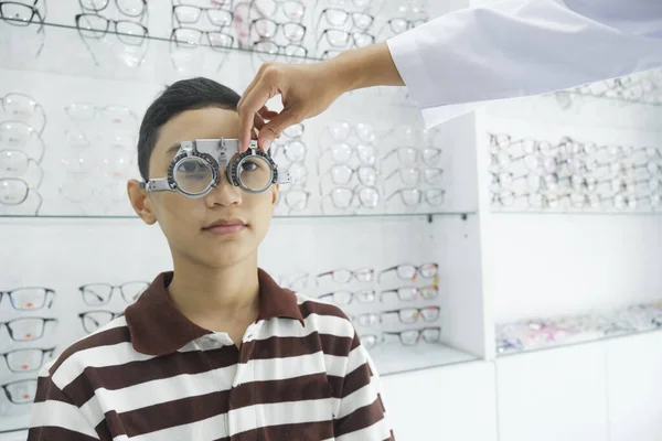 Slimme Jonge Jongen Zit Optometrist Kabinet Met Zijn Gezichtsvermogen Controleren — Stockfoto