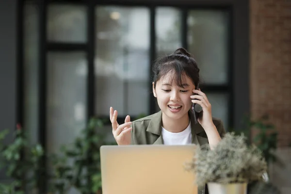 Genç Asyalı Kadını Bir Müşteriyle Iletişime Geçmek Için Cep Telefonu — Stok fotoğraf