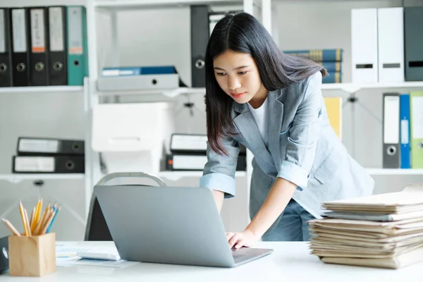 Jonge Aziatische Zakenvrouw Gebruikt Een Laptop Contact Nemen Met Een — Stockfoto