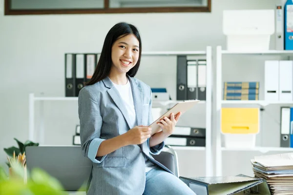 年轻的亚洲女商人使用笔记本电脑与客户取得联系 在办公室里努力工作 使用笔记本电脑数据图表 计划改进 分析和制定业务增长战略 业务概念 — 图库照片