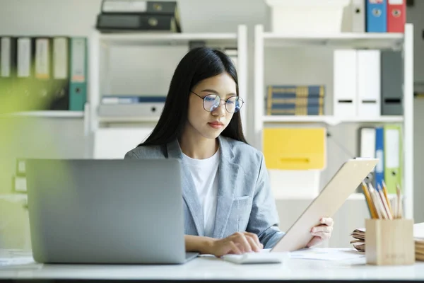 Jovem Empresária Asiática Trabalhando Duro Escritório Usando Gráficos Dados Laptop — Fotografia de Stock