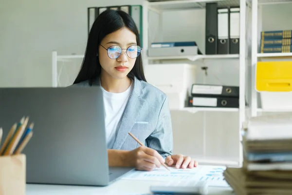 年轻的亚洲女商人在办公室努力工作 使用笔记本电脑数据图表 计划改进 分析和制定业务增长战略 业务概念 — 图库照片