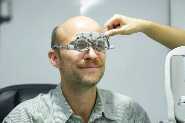 Charmant Homme Intelligent Assis Dans Une Armoire Optométriste Ayant Vue — Photo