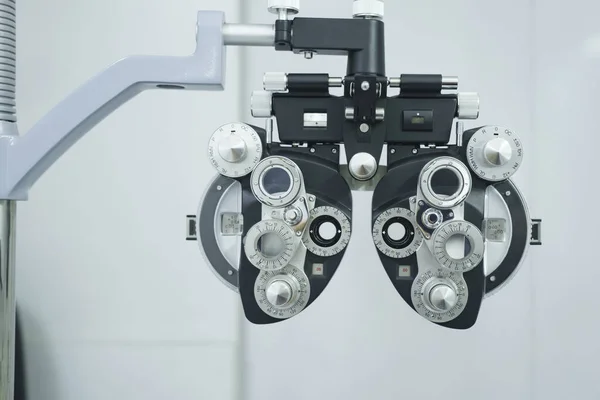 光学仪器光学临床试验机 光学存储器中的仪器 背景式光学仪器 用于测试病人的视力 制造新眼镜的护目镜 — 图库照片