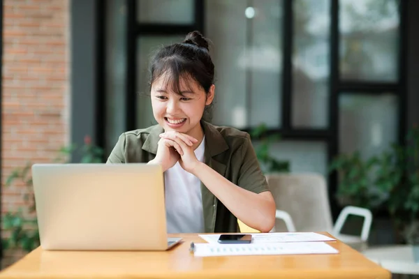 Sorrindo Asiático Mulher Negócios Line Trabalhando Laptop Casa Escritório Jovem — Fotografia de Stock