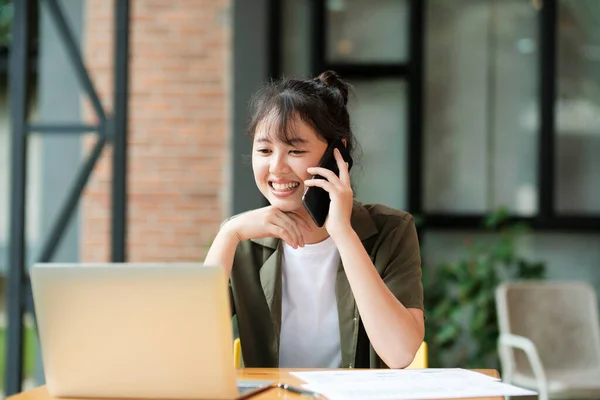 Young Asian Businesswoman Uses Mobile Phone Contact Customer Working Hard — Stock Photo, Image