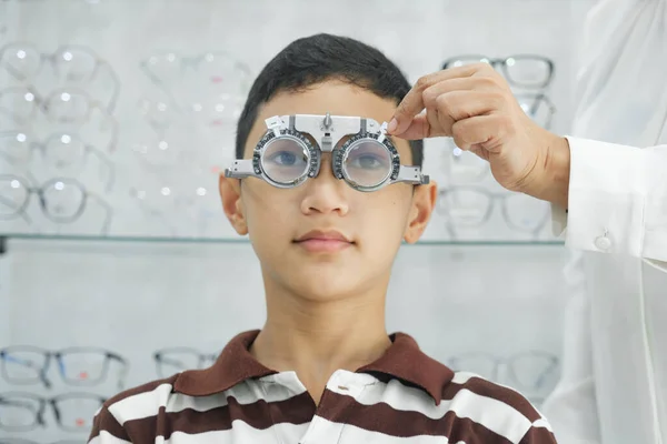 Niño Inteligente Sentado Gabinete Del Optometrista Que Tiene Visión Comprobando — Foto de Stock