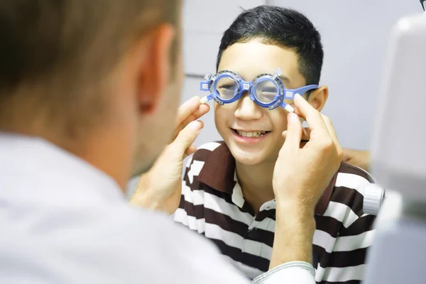 안경테 캐비닛에 시력을 확인하고 검사하고 전문가의 안경으로 새로운 안경을 시험하는 — 스톡 사진