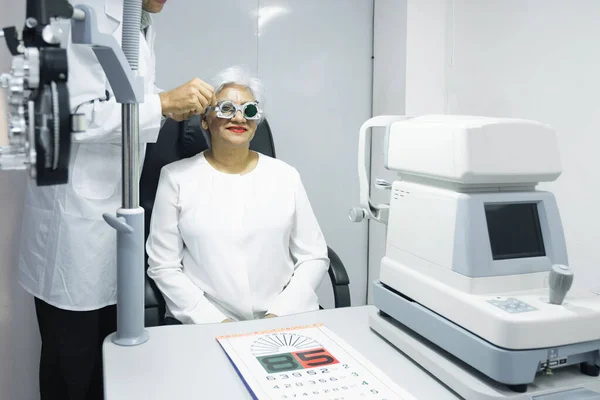 Vrouw Optometrist Kabinet Die Zijn Gezichtsvermogen Controleren Onderzoeken Testen Met — Stockfoto