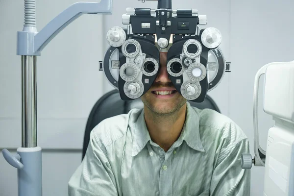 검사를 똑똑하고 잘생긴 전문가가 점에서 새로운 안경을 만드는 사용하여 검사한다 — 스톡 사진